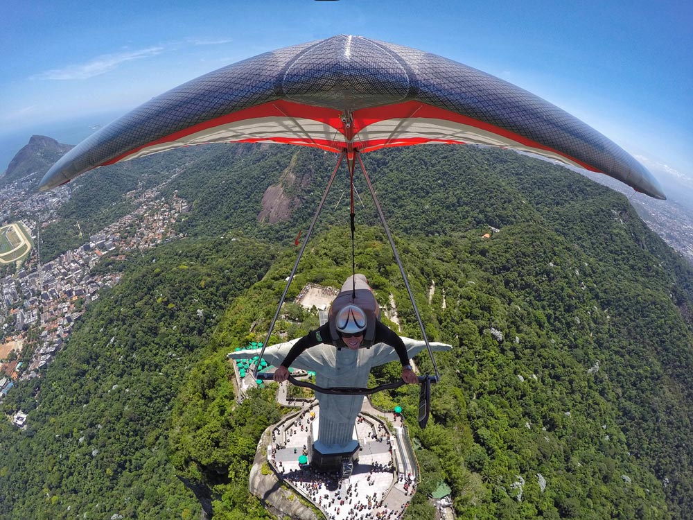 O piloto Nader Couri sobrevoando o Cristo de Asa Delta