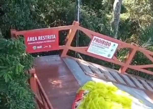 Placas de sinalização nas rampas