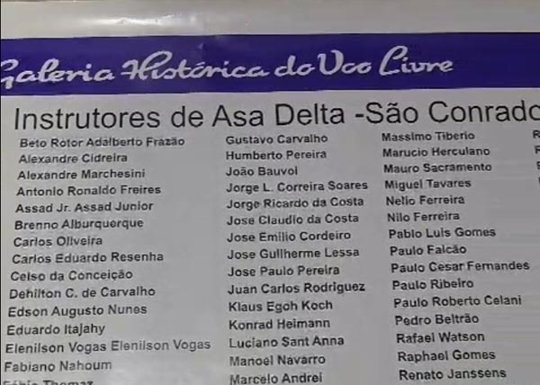 Placas de homenagem aos instrutores – Fachada da sede