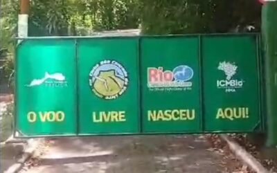 Novos adesivos no portão de acesso a rampa