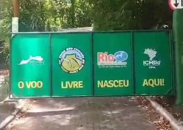 Novos adesivos no portão de acesso a rampa