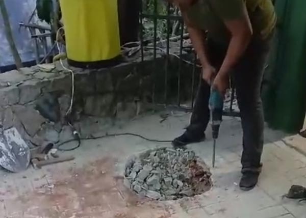 Construção do novo sistema de esgoto e  reforma do banheiro masculino.