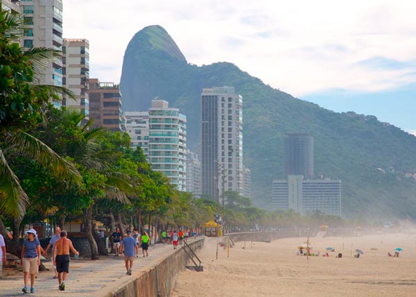 Redes de Futevôlei na área de pouso na areia da Praia do Pepino