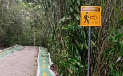 Placas de sinalização no acesso a rampa de voo livre