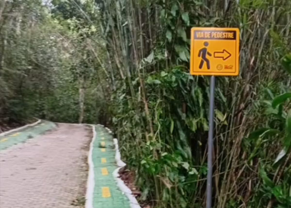 Placas de sinalização no acesso a rampa de voo livre
