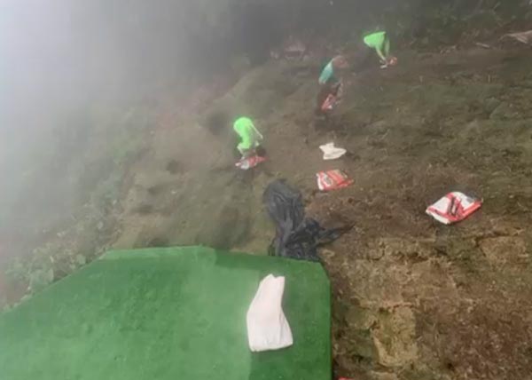 Finalização do plantio de grama na área da rampa