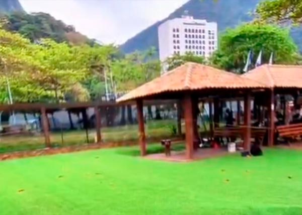 Finalização da instalação da grama sintética no quiosque dos pilotos