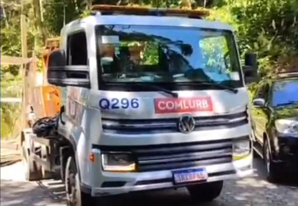 Recolhimento do lixo dos containers da área de estacionamento da rampa