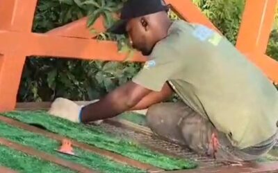 Manutenção na grama sintética na rampa de voo