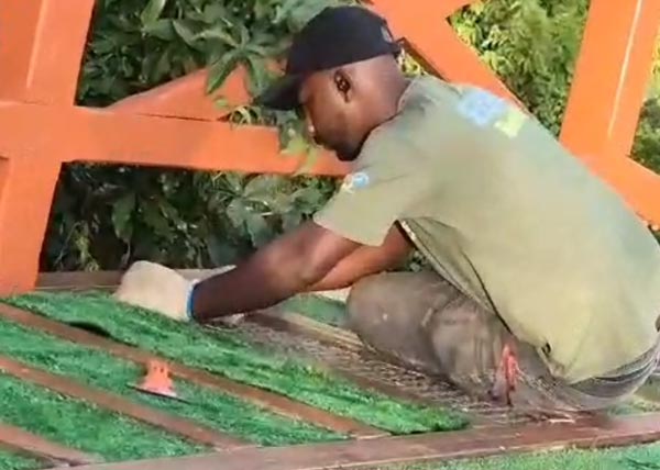 Manutenção na grama sintética na rampa de voo