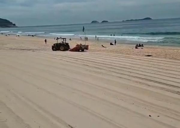 Serviço de  terraplanagem no pouso em andamento