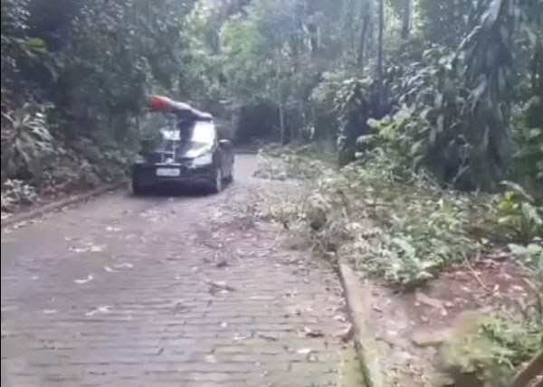 Manutenção na estrada de acesso a rampa